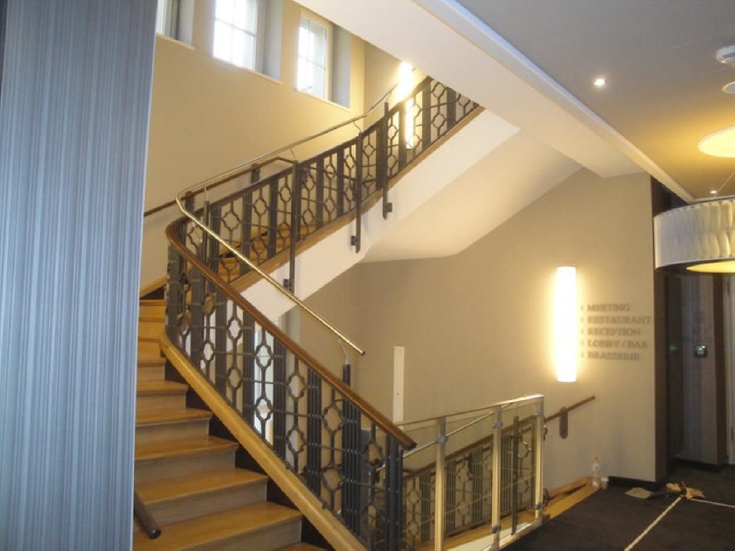 Treppenhaus mit schmiedeeisernem Geländer