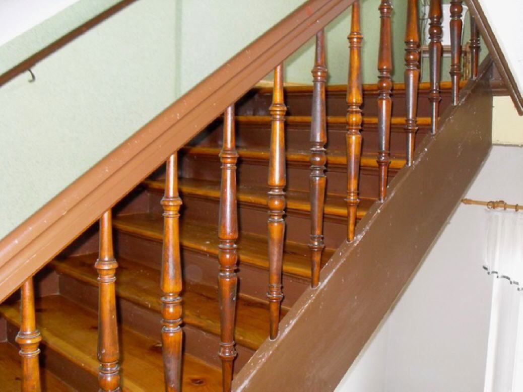 Holztreppe mit Geländer
